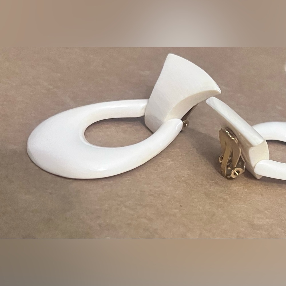 Vintage 1960’s 1970’s  Groovy White Earrings!! - Picture 3 of 5